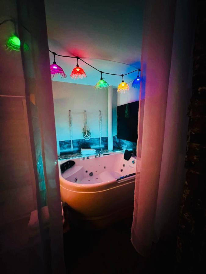 Jacuzzi Love Room Paris Extérieur photo