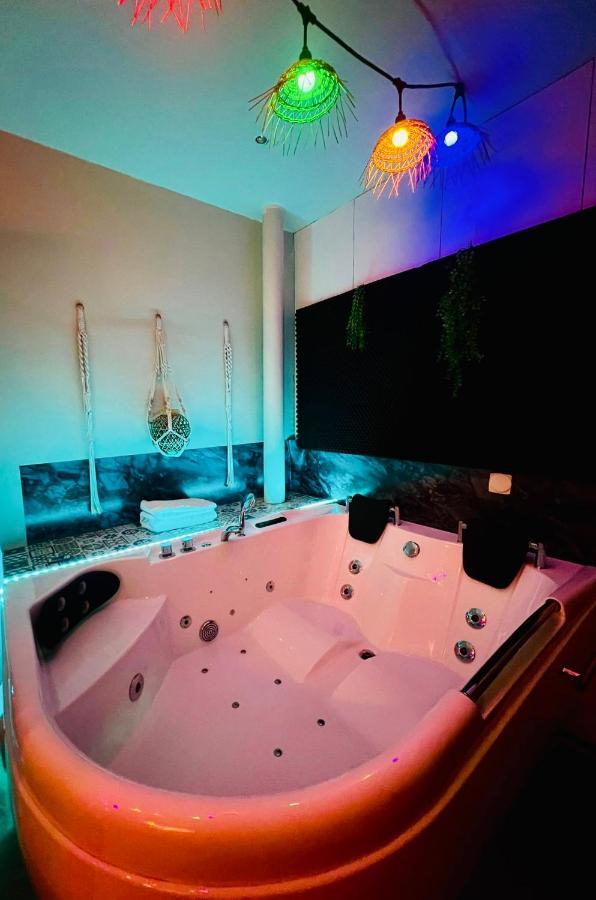 Jacuzzi Love Room Paris Extérieur photo